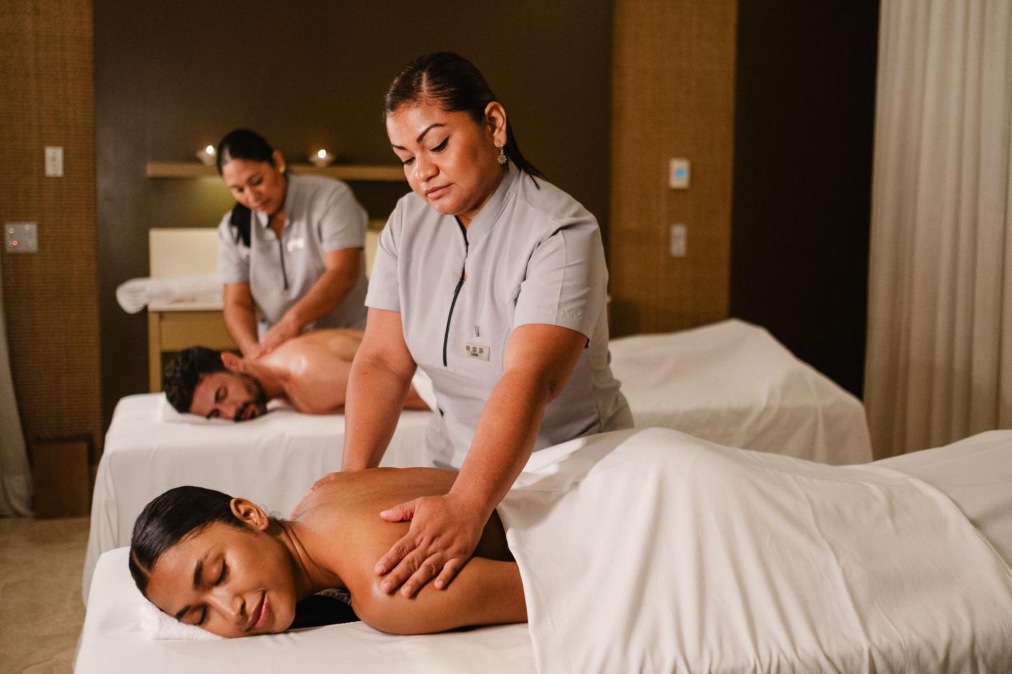 ホテル パラカス ア ラグジュアリー コレクション リゾート パラカス エクステリア 写真 Massage therapists at work