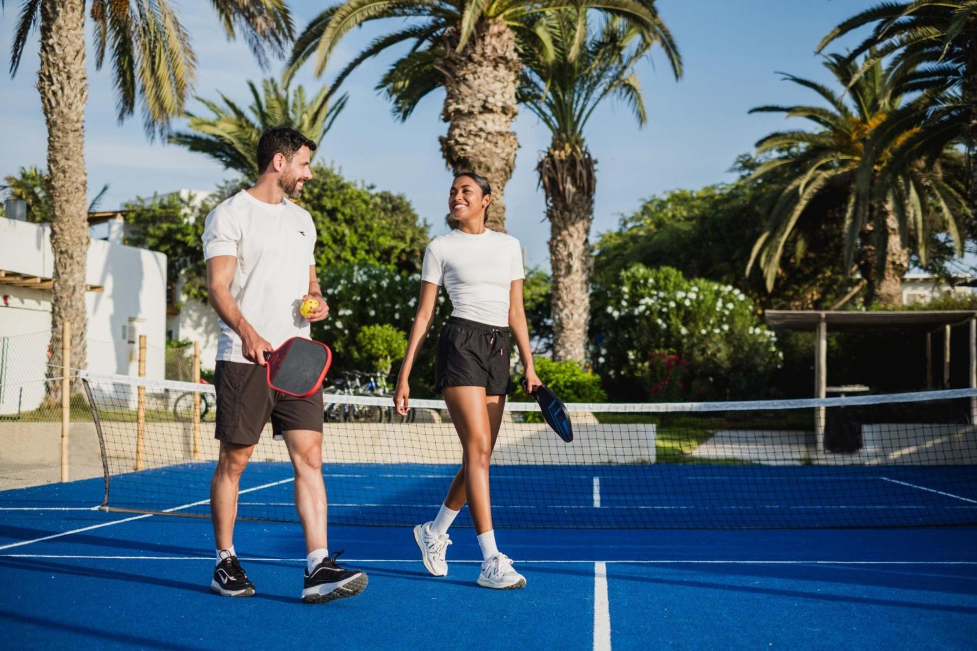 ホテル パラカス ア ラグジュアリー コレクション リゾート パラカス エクステリア 写真 Tennis players walking on a tennis court