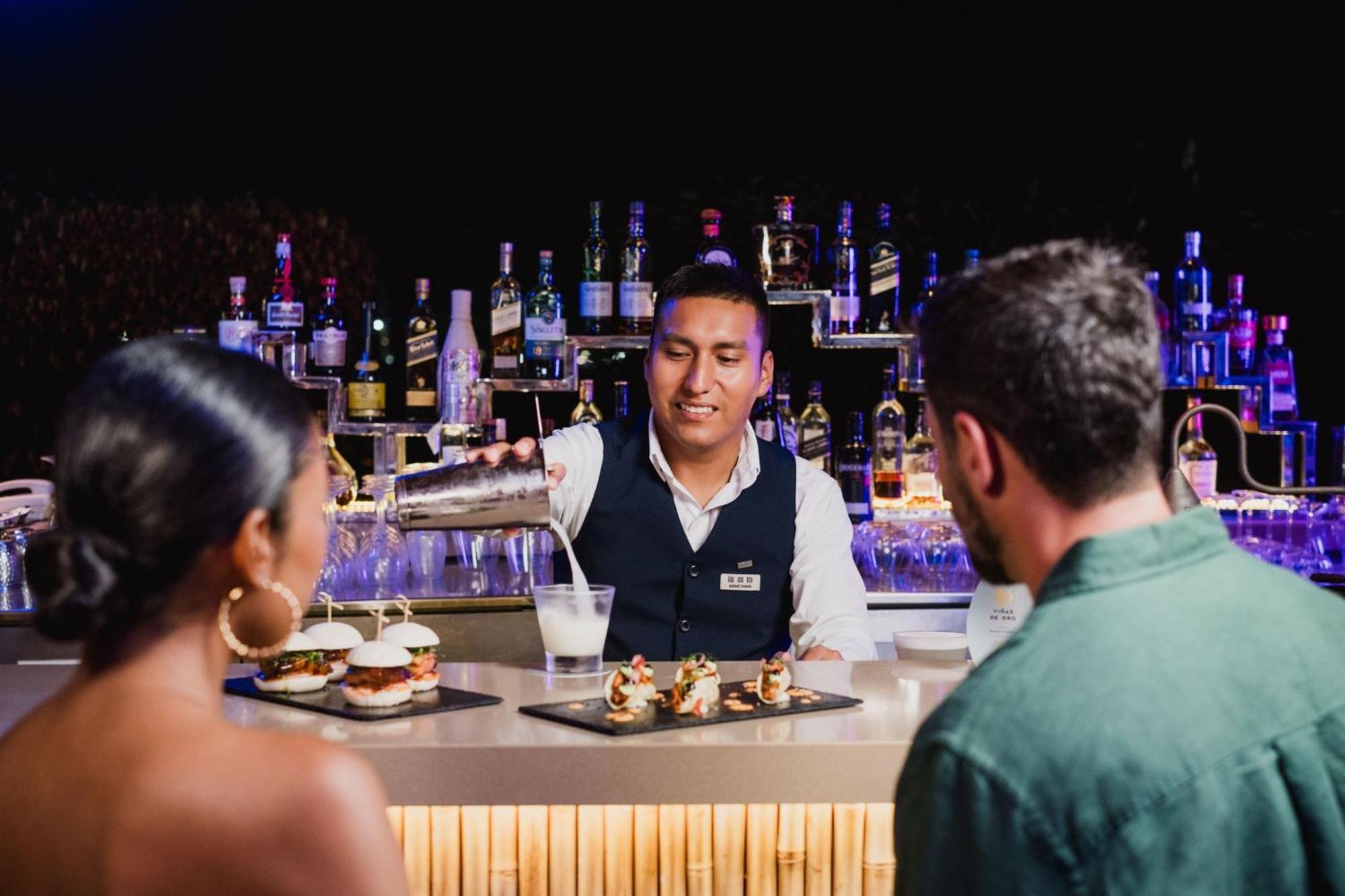 ホテル パラカス ア ラグジュアリー コレクション リゾート パラカス エクステリア 写真 A bartender at work