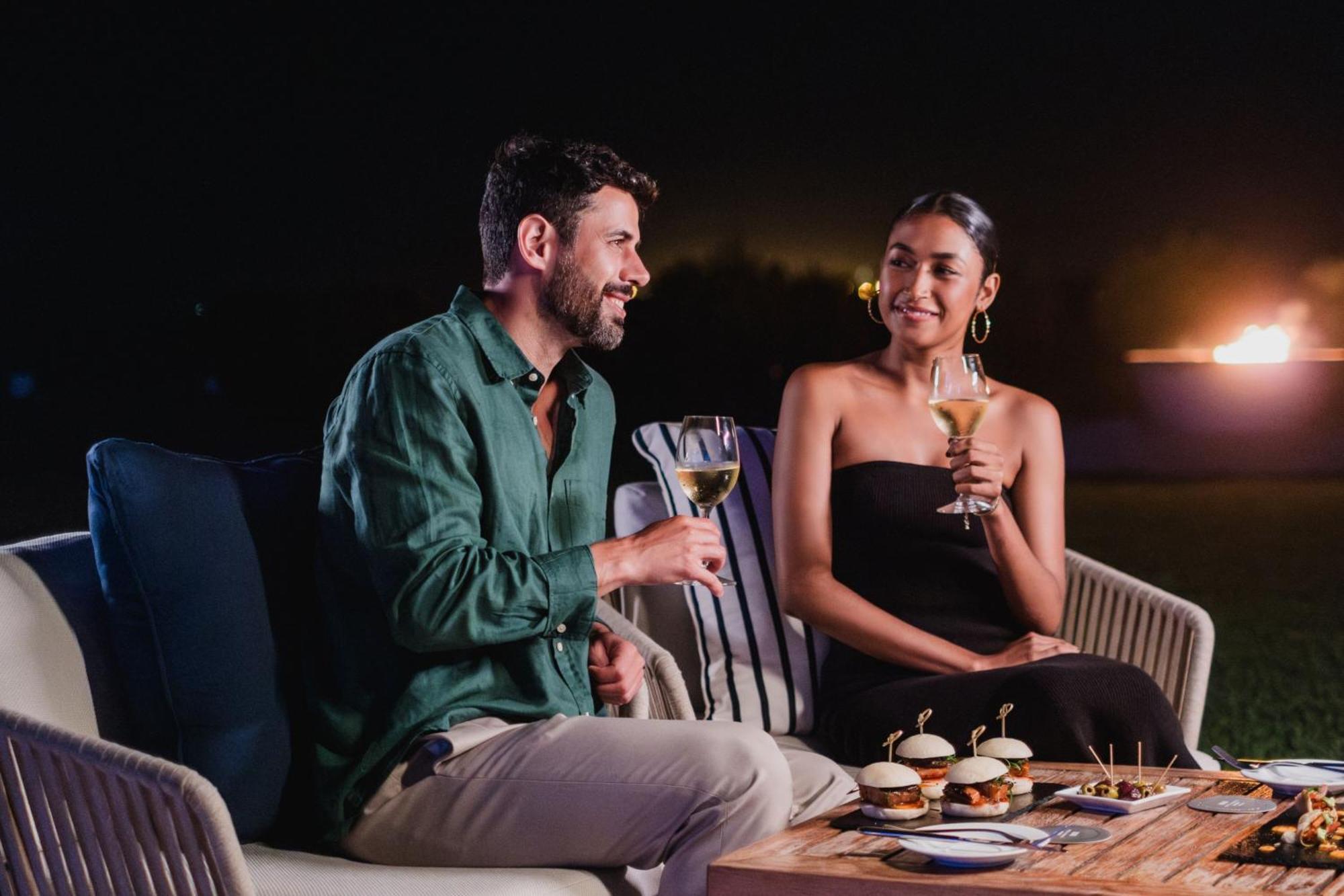ホテル パラカス ア ラグジュアリー コレクション リゾート パラカス エクステリア 写真 A couple dining at the resort