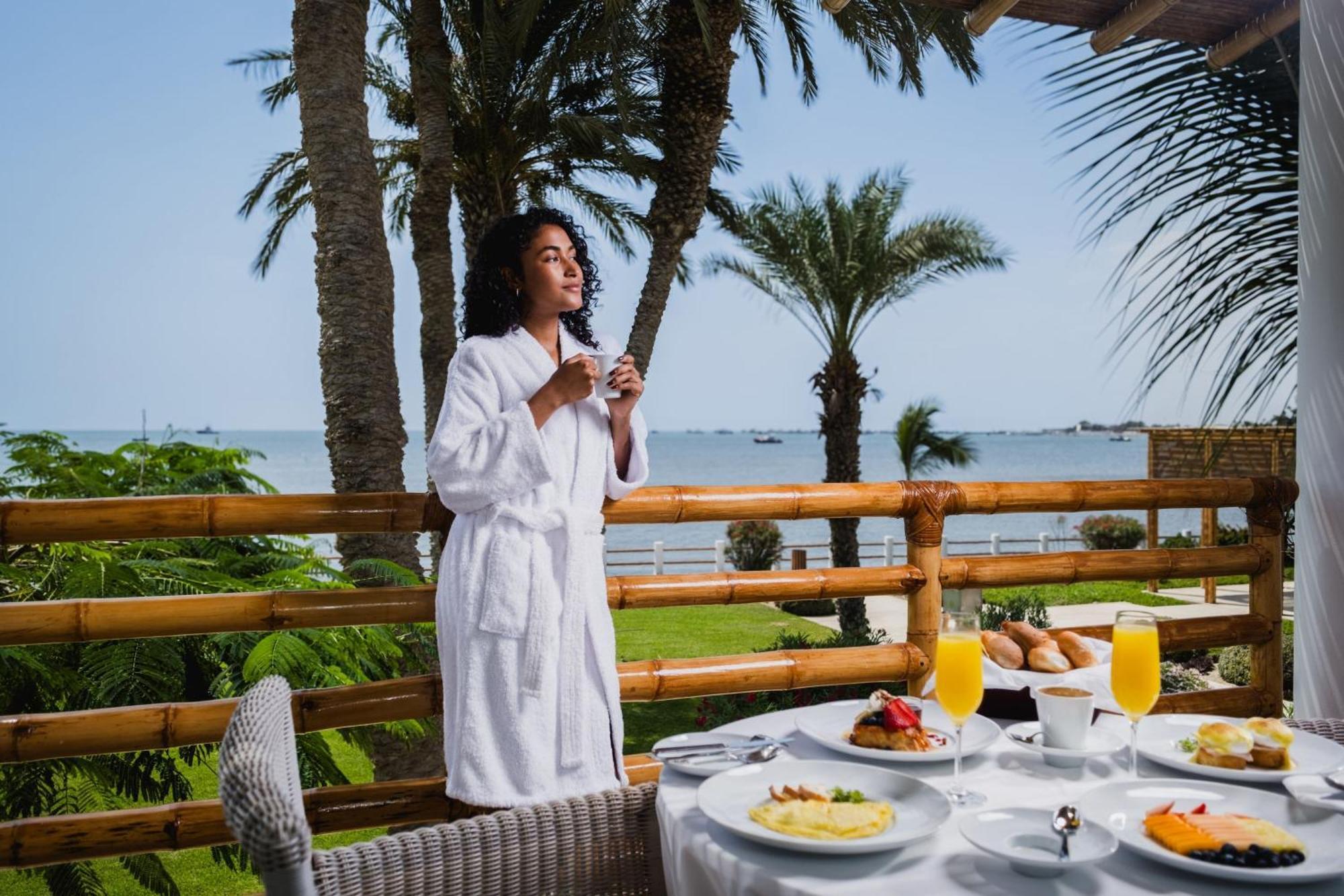 ホテル パラカス ア ラグジュアリー コレクション リゾート パラカス エクステリア 写真 A woman wearing a bathrobe
