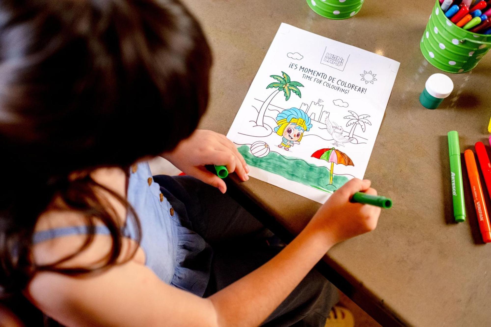 ホテル パラカス ア ラグジュアリー コレクション リゾート パラカス エクステリア 写真 Child colouring in a colouring book