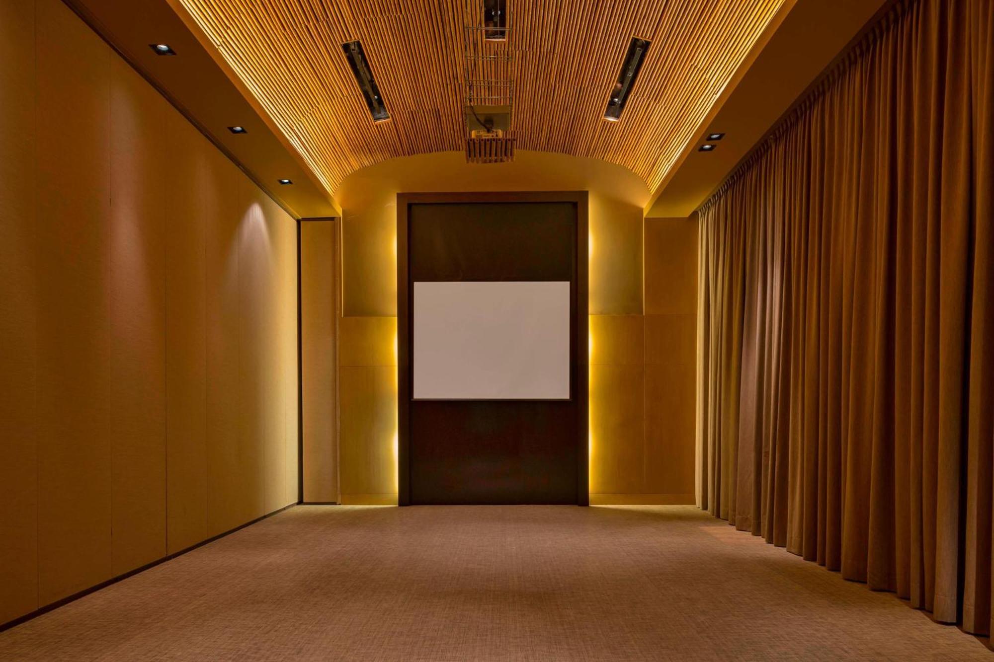 ホテル パラカス ア ラグジュアリー コレクション リゾート パラカス エクステリア 写真 The interior of the 100-seat screening room