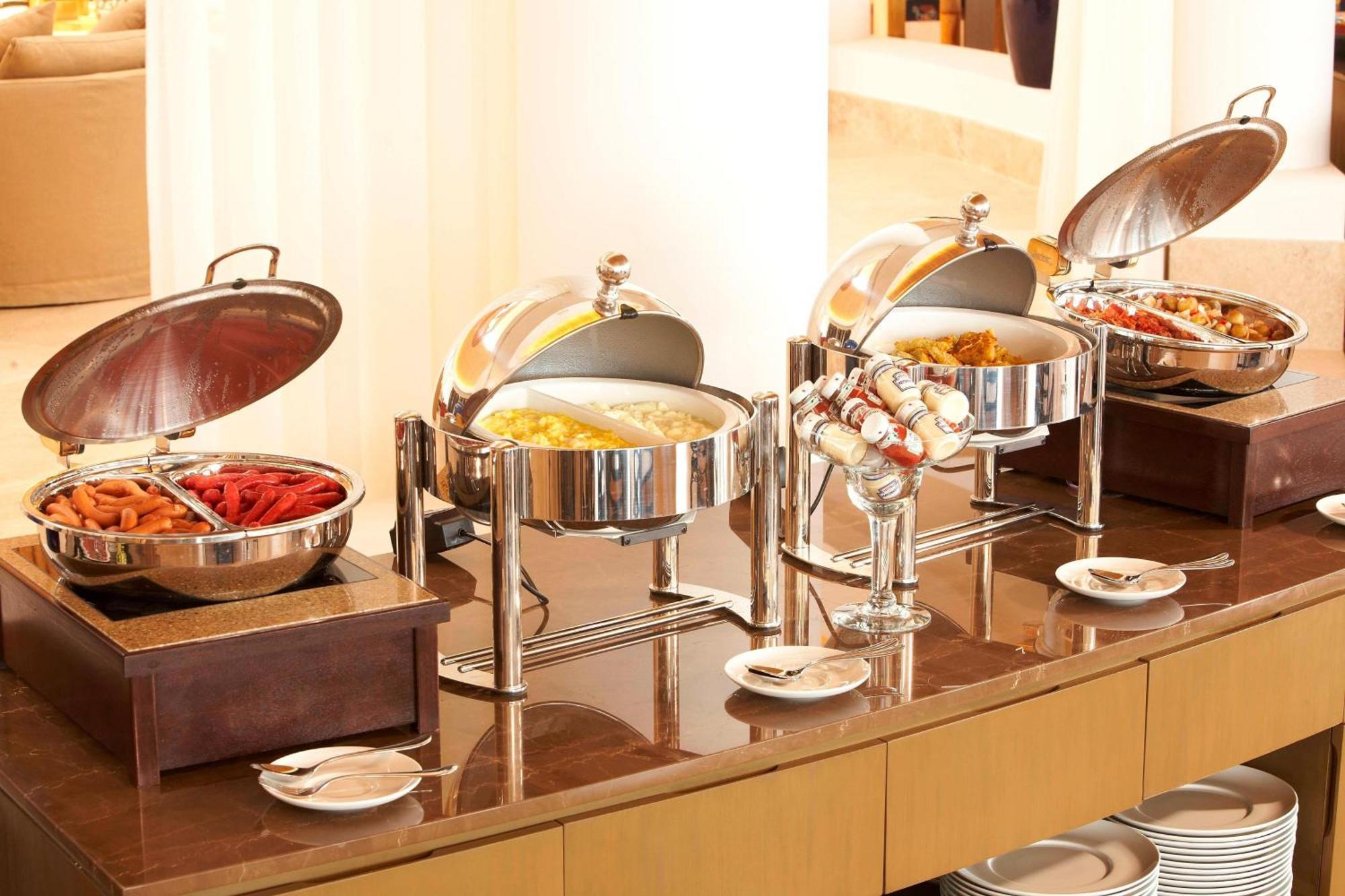 ホテル パラカス ア ラグジュアリー コレクション リゾート パラカス エクステリア 写真 A selection of chafing dishes