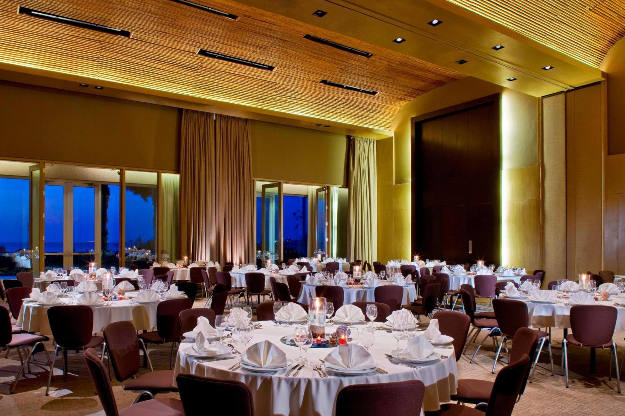 ホテル パラカス ア ラグジュアリー コレクション リゾート パラカス エクステリア 写真 The ballroom at the Four Seasons Hotel
