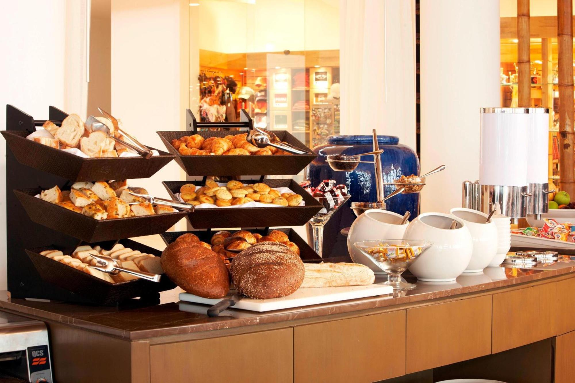 ホテル パラカス ア ラグジュアリー コレクション リゾート パラカス エクステリア 写真 A buffet at a hotel