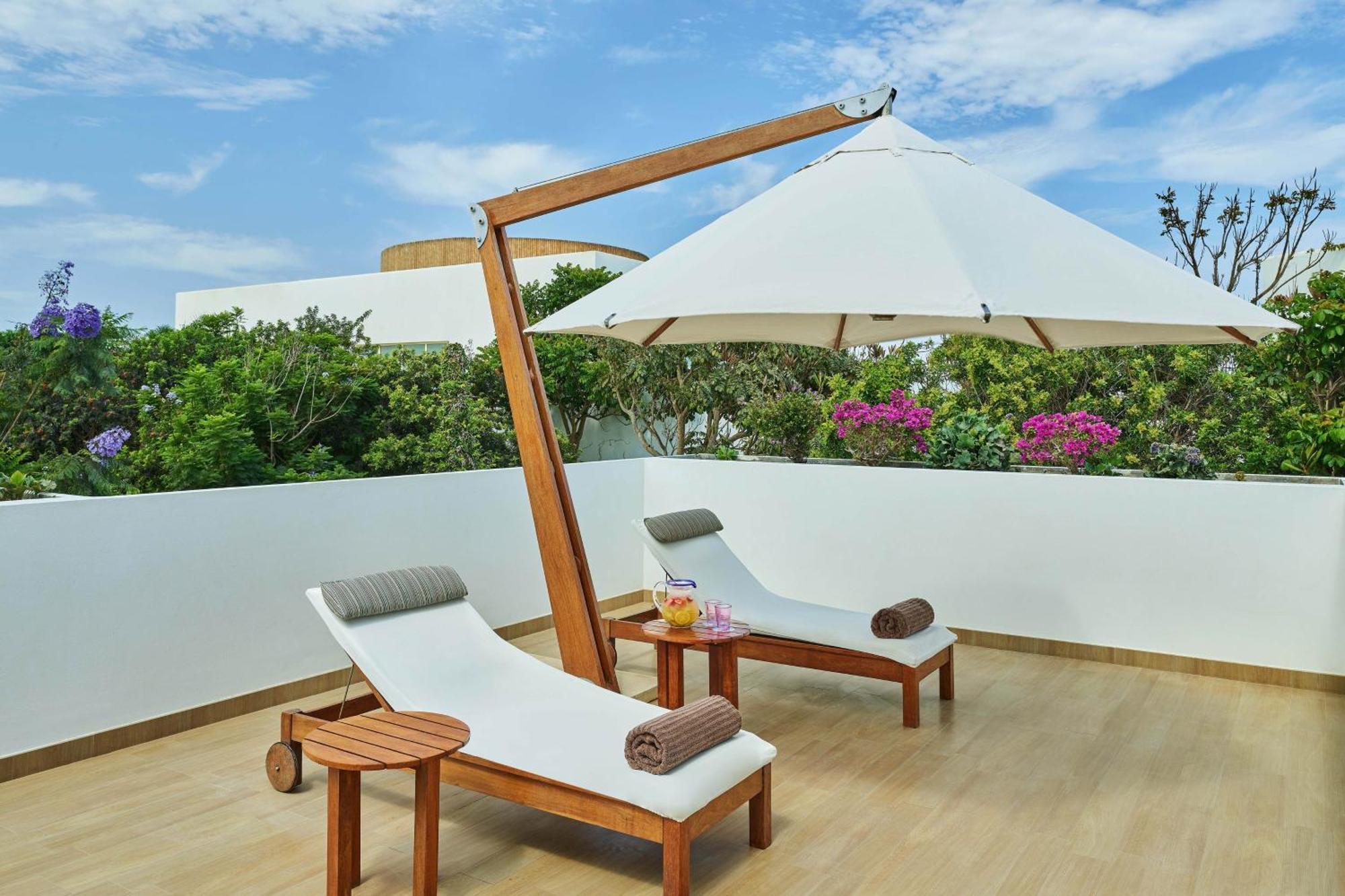ホテル パラカス ア ラグジュアリー コレクション リゾート パラカス エクステリア 写真 A cantilever umbrella