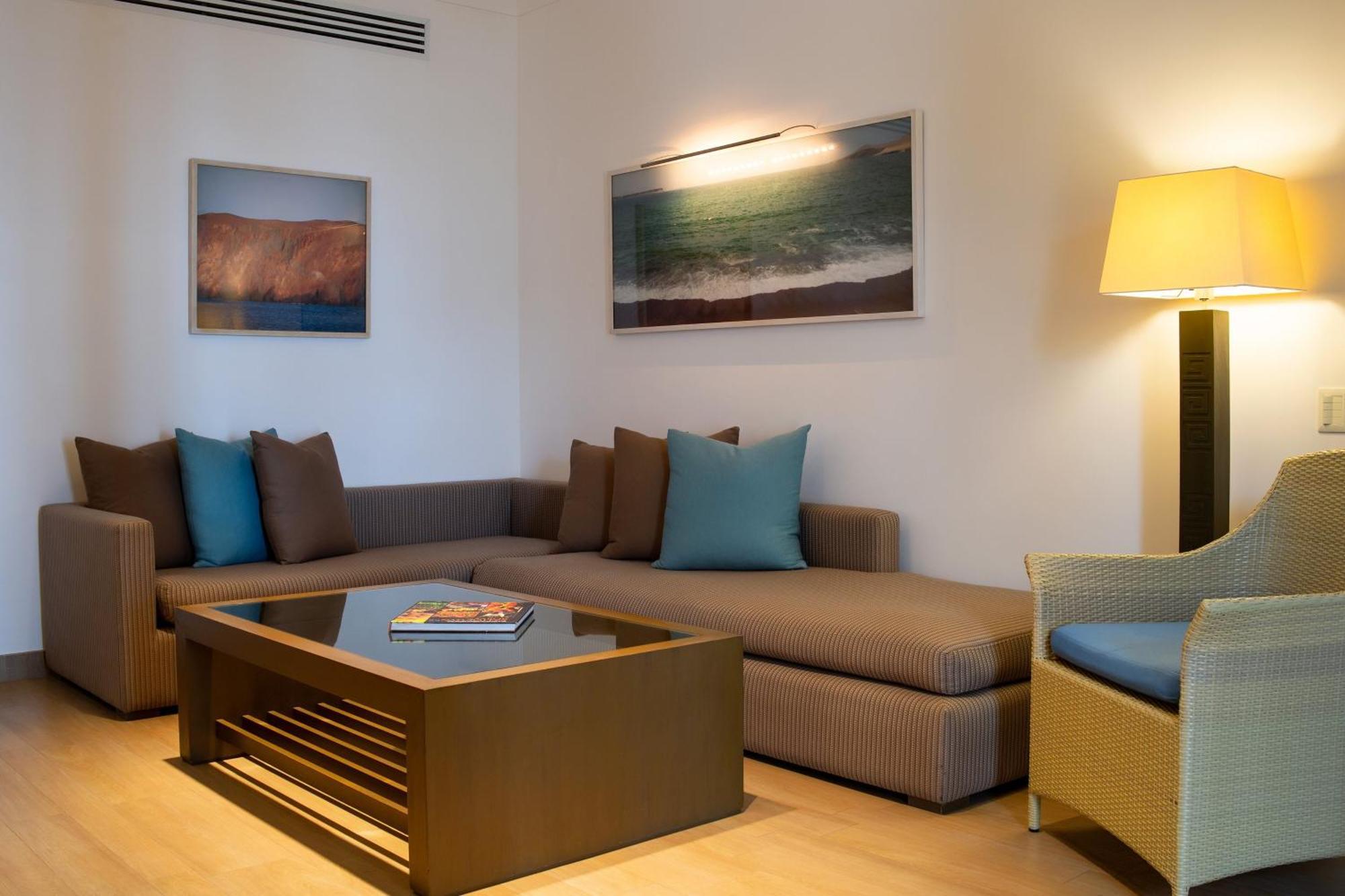 ホテル パラカス ア ラグジュアリー コレクション リゾート パラカス エクステリア 写真 A living room at the resort