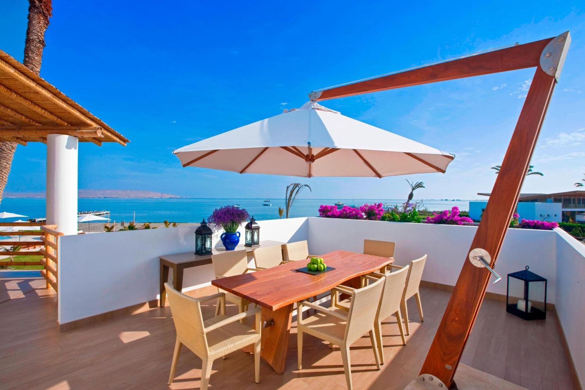 ホテル パラカス ア ラグジュアリー コレクション リゾート パラカス エクステリア 写真 A patio umbrella