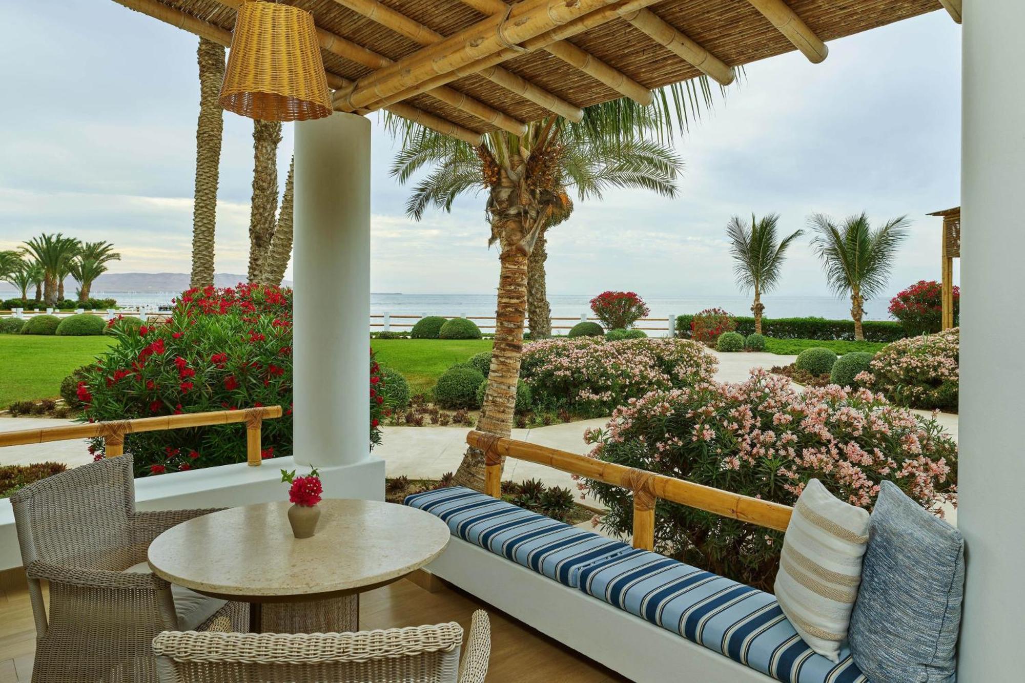 ホテル パラカス ア ラグジュアリー コレクション リゾート パラカス エクステリア 写真 View of the Red Sea from the Four Seasons Resort